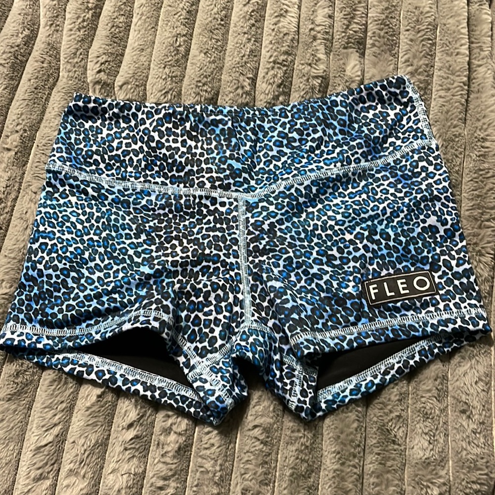 Fleo shorts in blue leopard